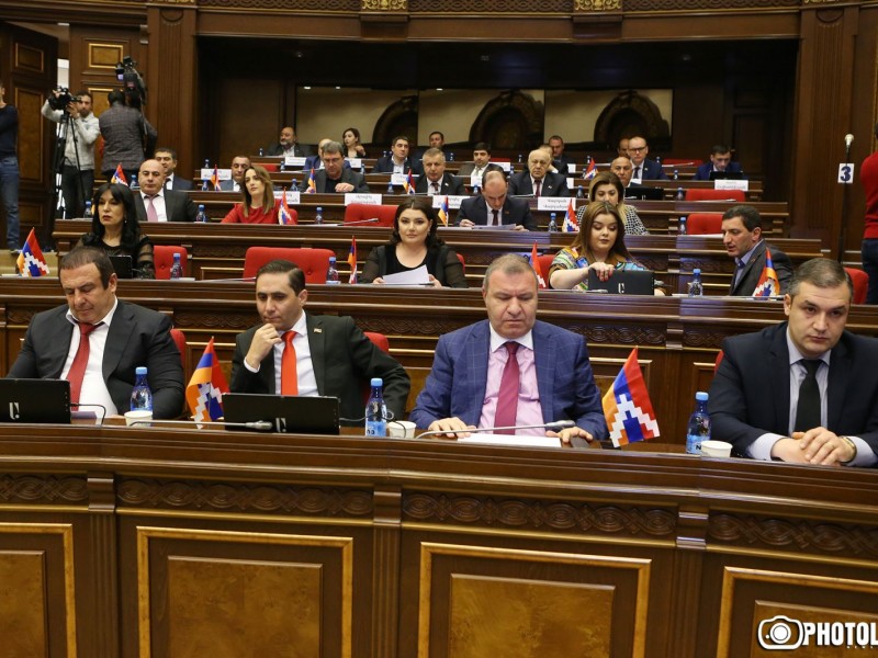 «Арцах – это я»: депутаты от «Процветающей Армении» принесли флаги Арцаха в парламент 