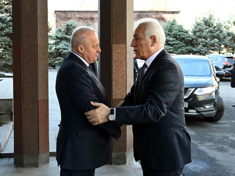 Президент Армении посетил посольство РФ и оставил запись в книге соболезнований