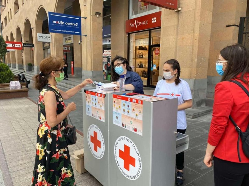 Երևանում կամավորները քաղաքացիներին դիմակ են բաժանում. Փաշինյան 