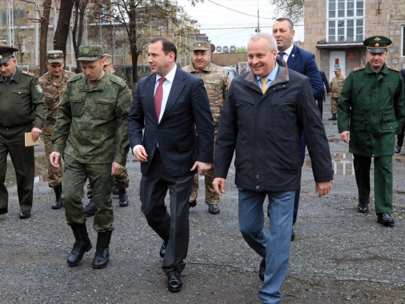 Министр обороны Армении ознакомился с работой развернутой в Ереване мобильной лаборатории