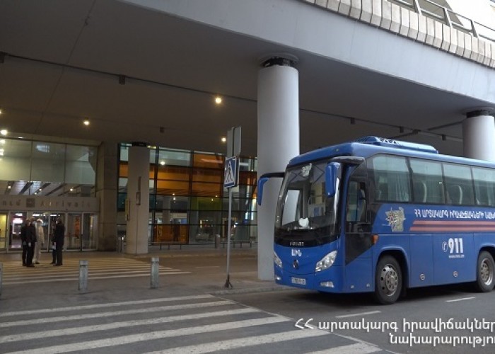 Прибывшие в Армению пассажиры из РФ перевезены в места изоляции на автобусах МЧС (ВИДЕО)