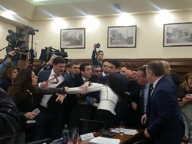 «Эхо» потасовки в Совете старейшин Еревана: мэрия изменит регламент работы журналистов