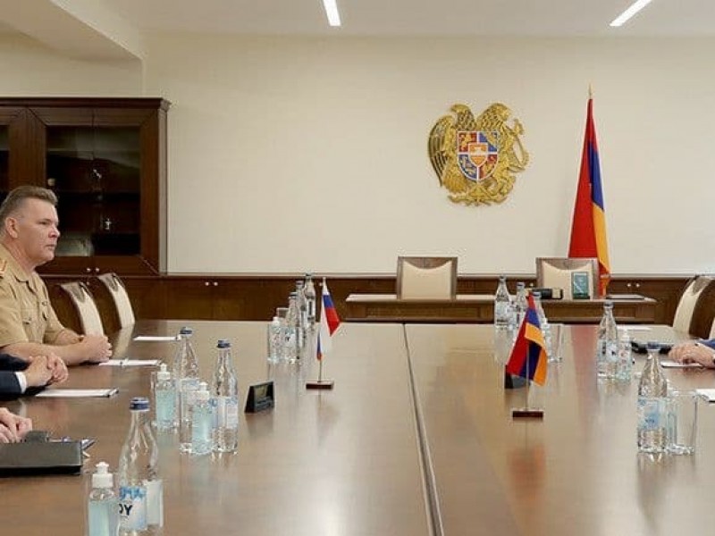 Министр обороны Армении и посол РФ обсудили двухстороннее сотрудничество 