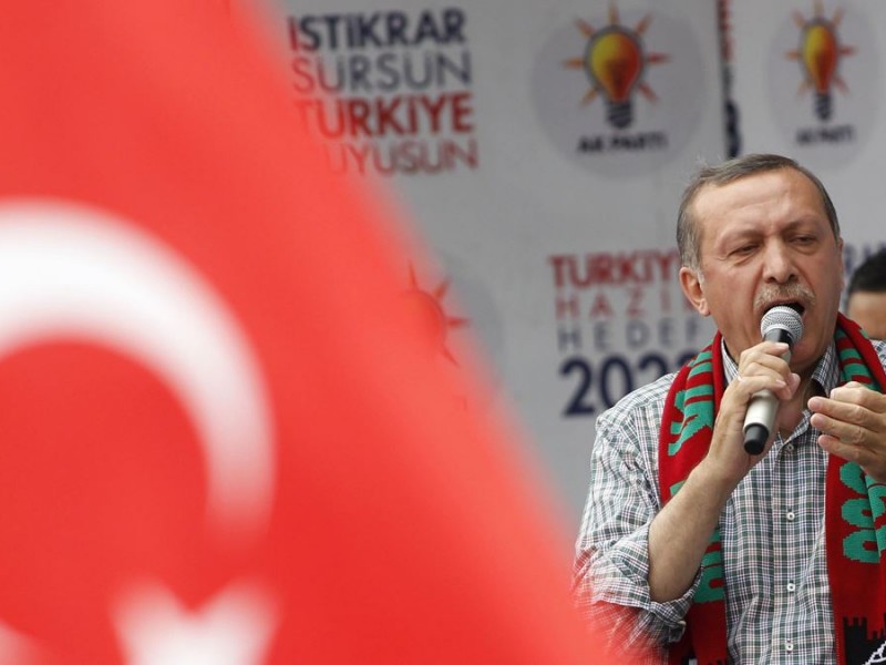 Десятки тысяч людей покидают ряды партии Эрдогана после выборов в Стамбуле 