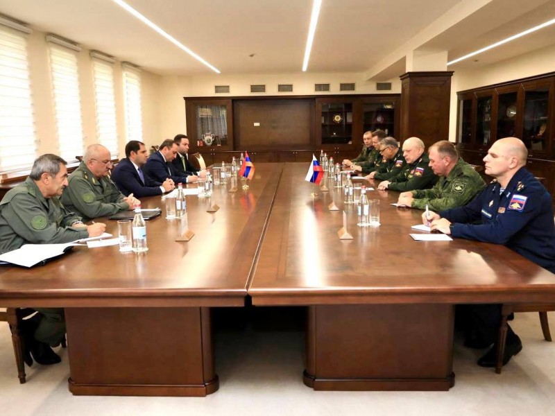 Папикян принял главнокомандующего Сухопутными войсками РФ и командующего РМК в Карабахе
