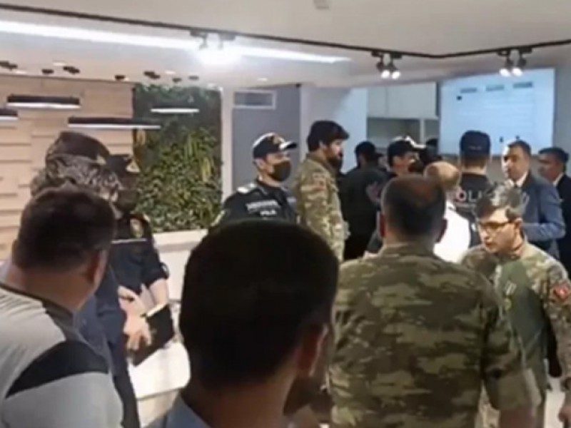 Разбили дверь и компьютеры: в Баку участники 44-дневной войны ворвались в министерство