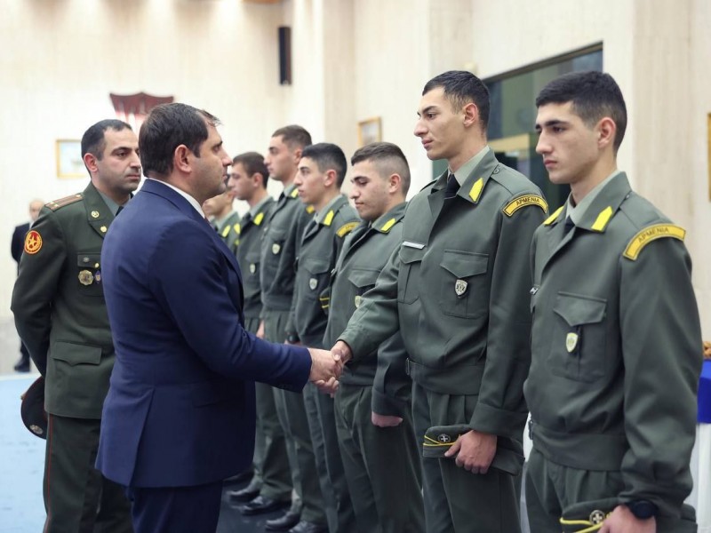 Папикян встретился с армянскими курсантами Военной академии сухопутных войск Греции