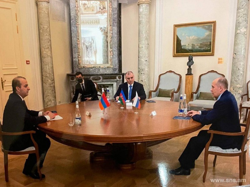 Главы СНБ Армении и Азербайджана встретились в Москве 