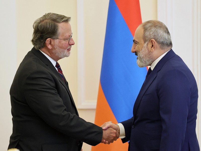 Премьер-министр Никол Пашинян принял сенатора США Гэри Питерса