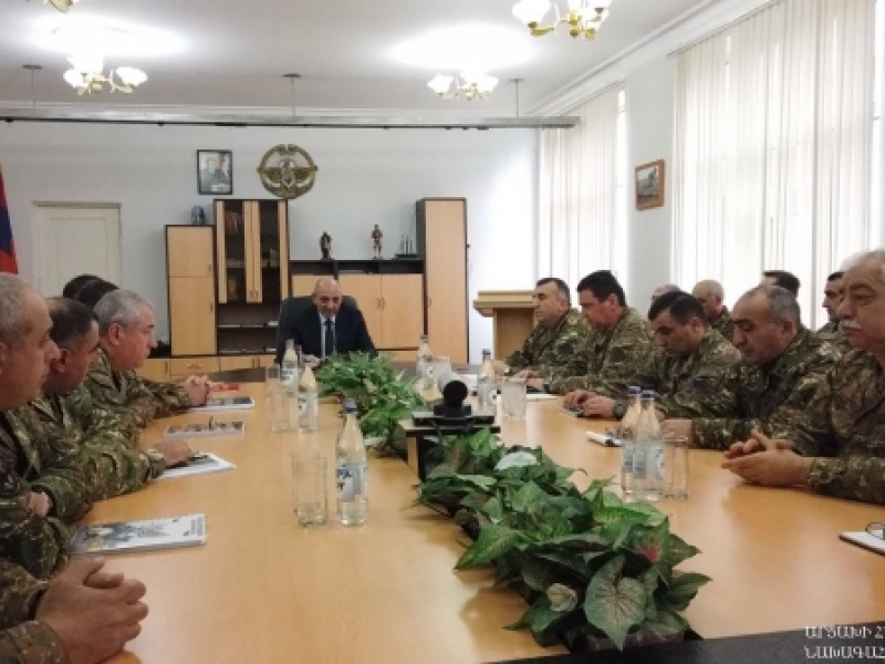 Бако Саакян представил высшему командному составу армии нового министра обороны