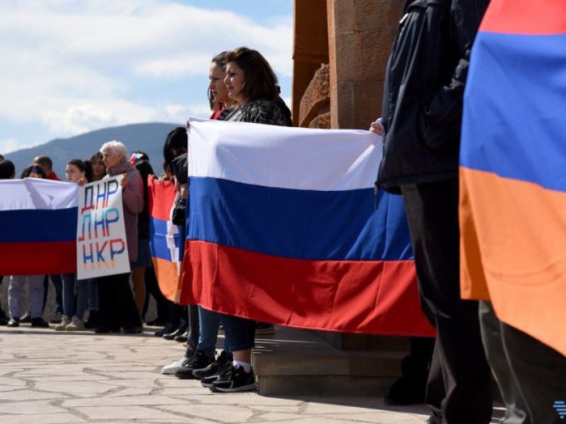 В Степанакерте прошла акция в поддержку признания Россией ДНР и ЛНР