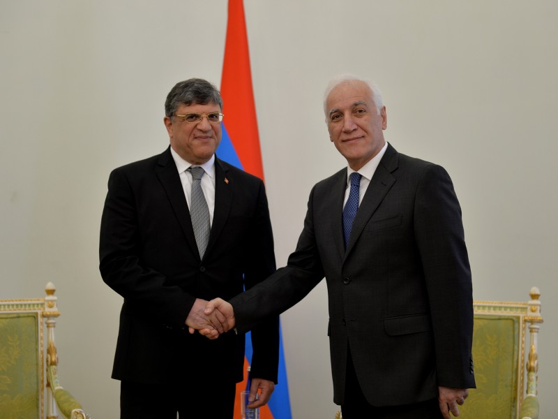 Посол Туниса вручил президенту Армении верительные грамоты