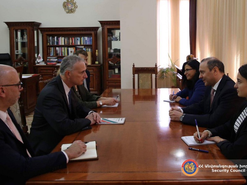 Армен Григорян и Луис Боно обсудили ситуацию вокруг Нагорного Карабаха
