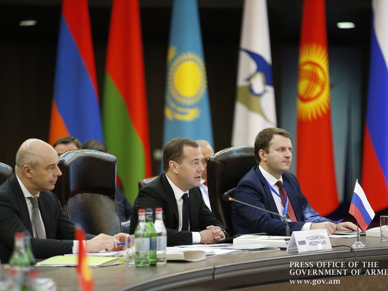 Решение о распределении импортных пошлин между странами ЕАЭС пока не принято - Медведев