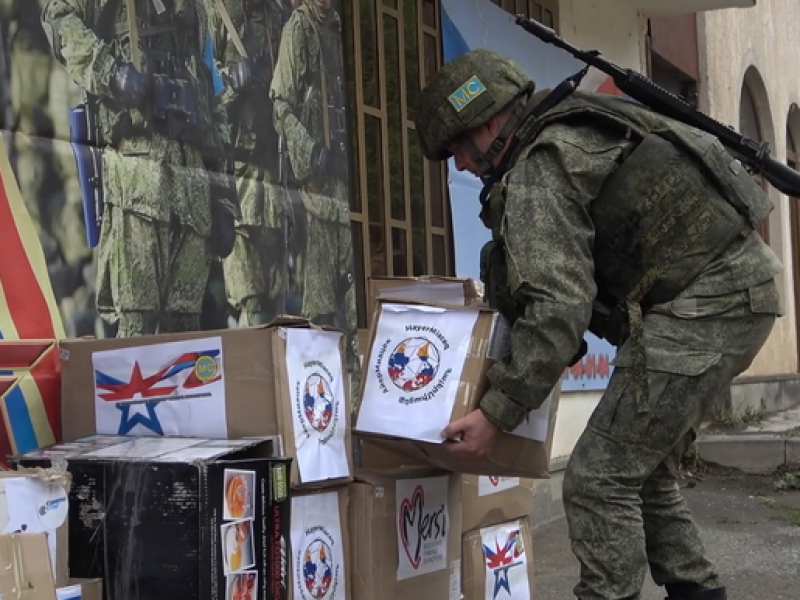 Российские миротворцы провели гуманитарную акцию для многодетных семей в Карабахе
