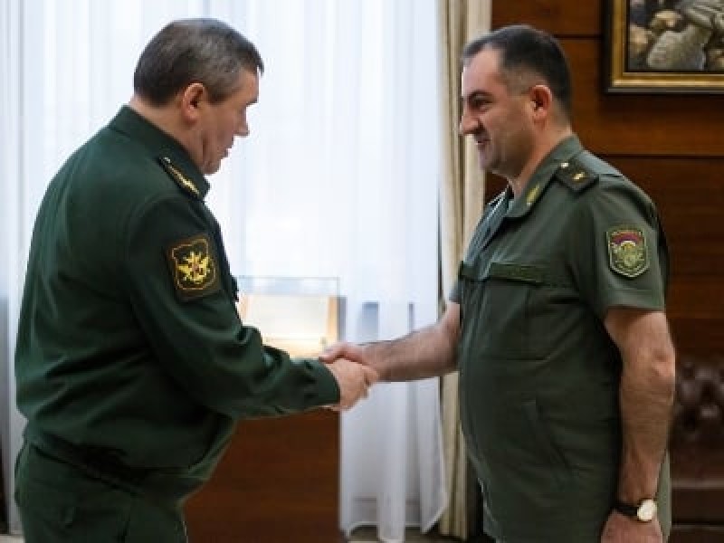 Главы генштабов ВС Армении и РФ обсудили сотрудничество в военной сфере 