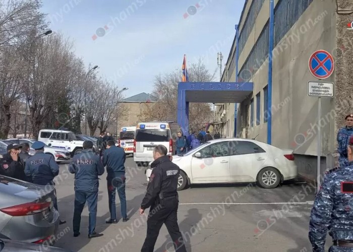 Напряженная ситуация в районе Нор Норк Еревана: взрывы и угрозы у здания Полиции