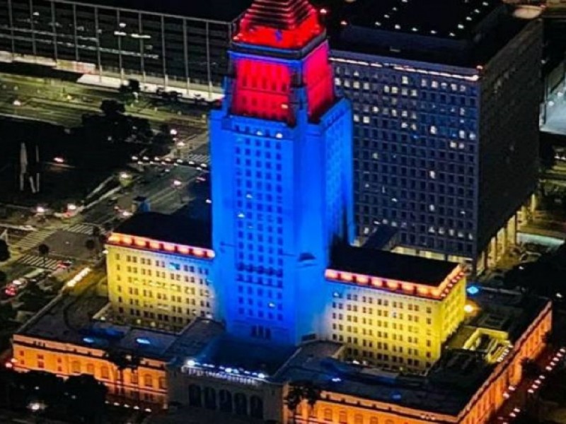 Здание мэрии Лос-Анджелеса окрасилось в цвета армянского триколора 