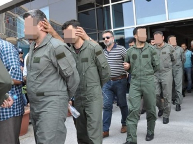 В Турции выдали ордер на задержание 304 военных, в том числе 295 действующих 