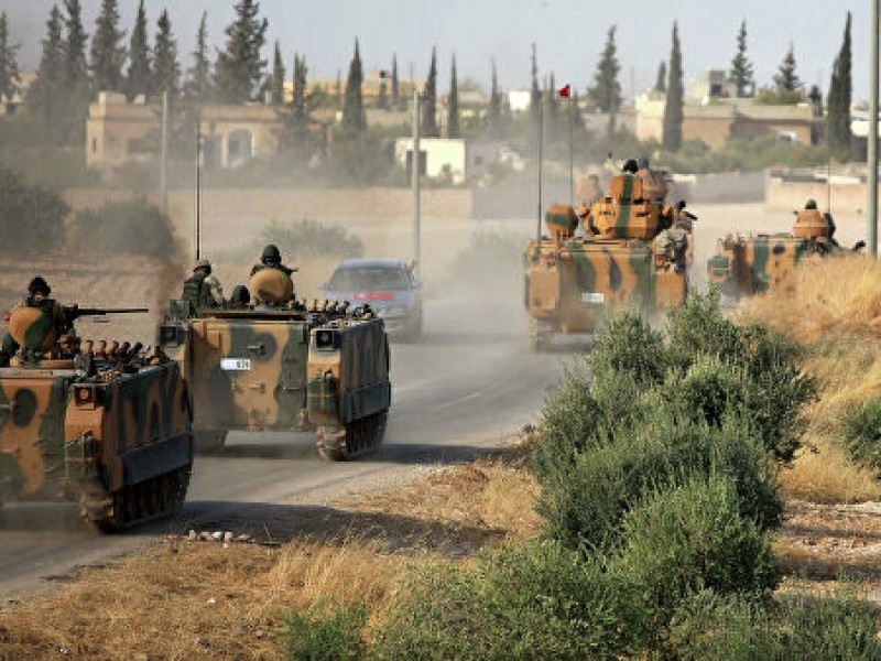Армия Турции с подконтрольными боевиками нанесла удар по курдам в Сирии 