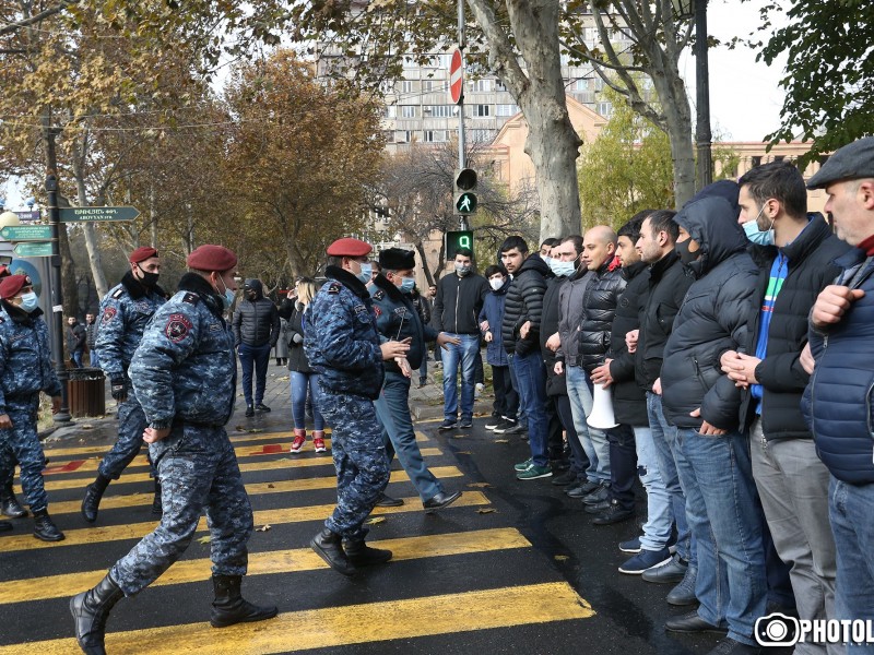 Требующие отставки Пашиняна протестующие пытаются перекрыть улицы Еревана 