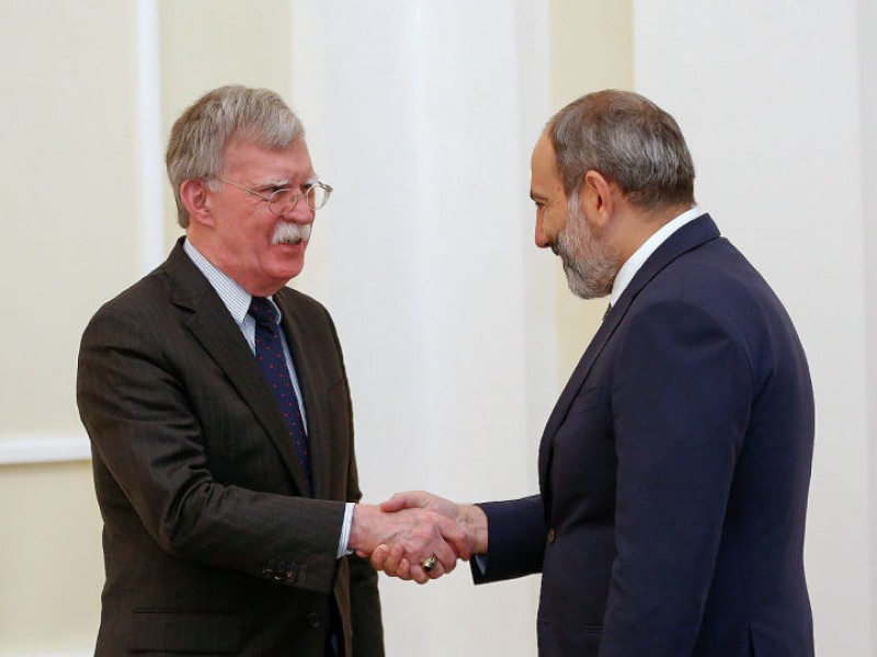 Карабах не обсуждался: Лидер Армении провел телефонный разговор с Болтоном