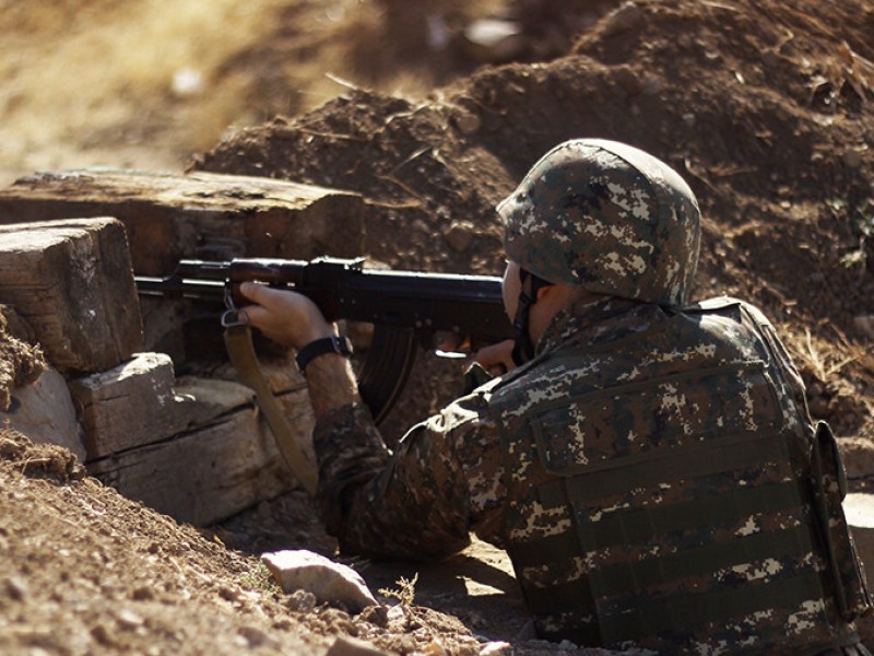 ВС Азербайджана открыли огонь в направлении армянских позиций в восточной части границы  
