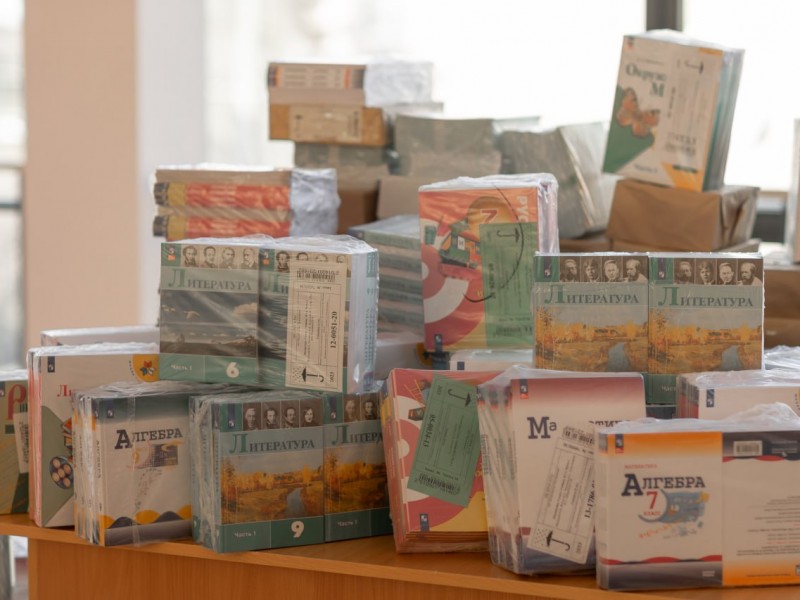 Русский дом в Армении передал 2340 учебников ереванской школе 122 имени Блока