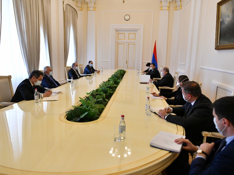 Президент Саркисян обсудил с рядом юристов реформы судебного кодекса