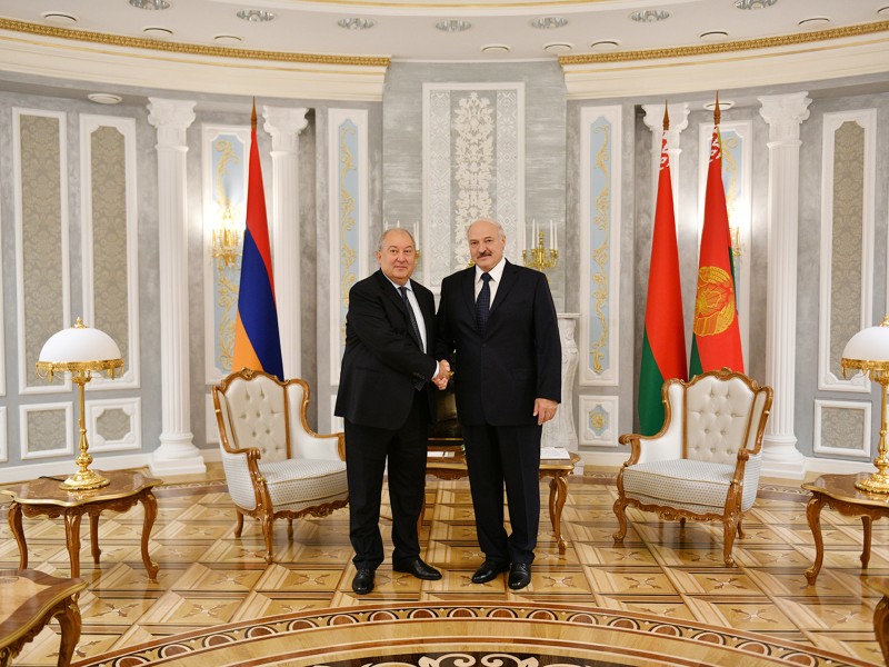 Великая Победа навечно вписана в летопись наших стран: Лукашенко поздравил Саркисяна
