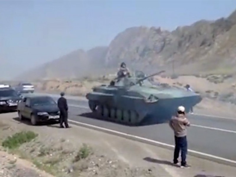 В Киргизии зафиксировали передвижение военной техники к границе со стороны Таджикистана