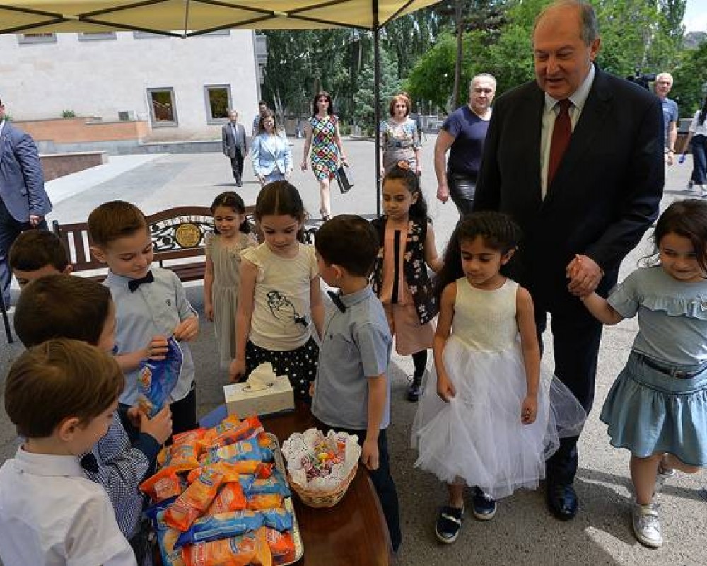 Նախագահականում այսօր պաղպաղակ ուտելու օր էր՝ Արմեն Սարգսյանն էր հրավիրել երեխաներին VIDEO