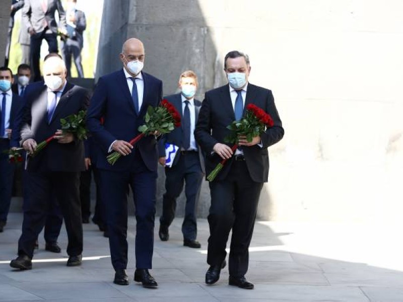 Глава МИД Греции почтил память жертв Геноцида армян