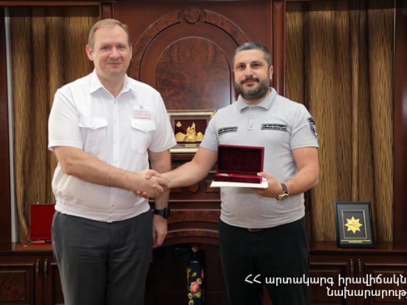 Генеральный директор ЮКЖД наградил главу МЧС Армении