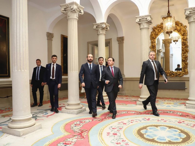 Арарат Мирзоян провел частную беседу с министром иностранных дел Испании 
