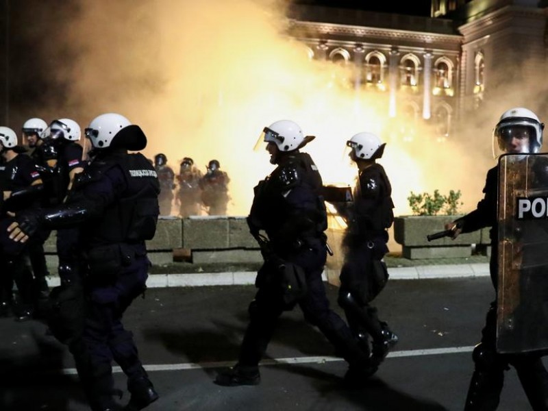 В результате протестов в Белграде пострадали 43 полицейских и 17 демонстрантов 