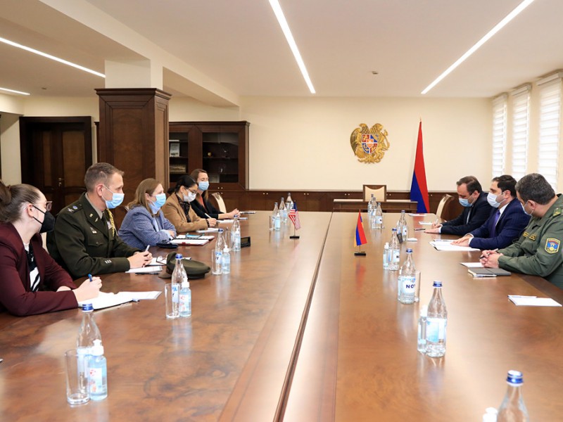 Министр обороны Армении обсудил с послом США пограничную ситуацию и вопросы безопасности