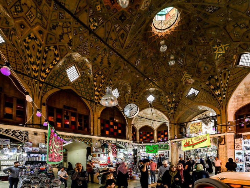 В Иране после режима строгой изоляции начали открываться торговые центры и магазины
