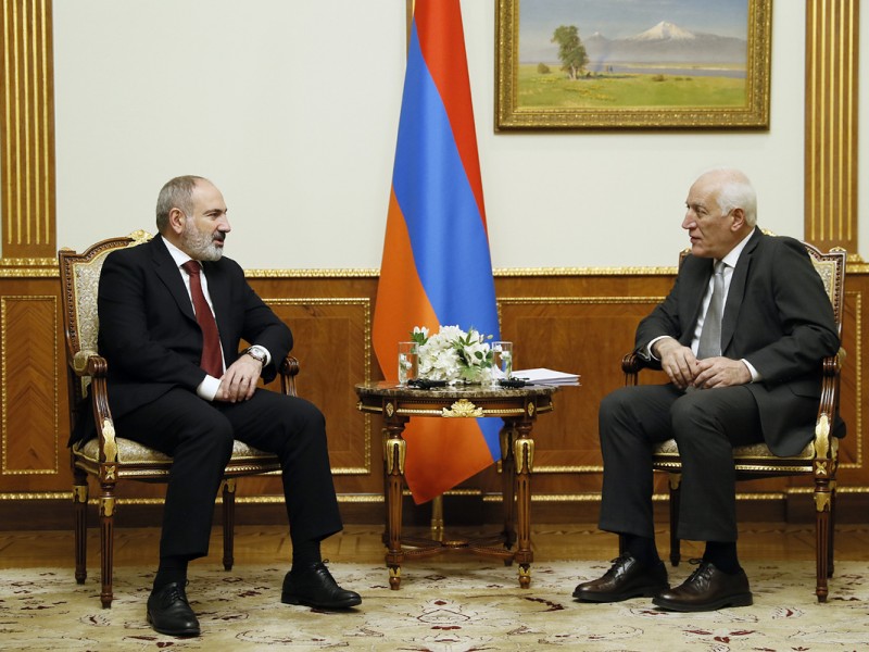 Премьер и президент Армении обсудили ситуацию в Лачинском коридоре