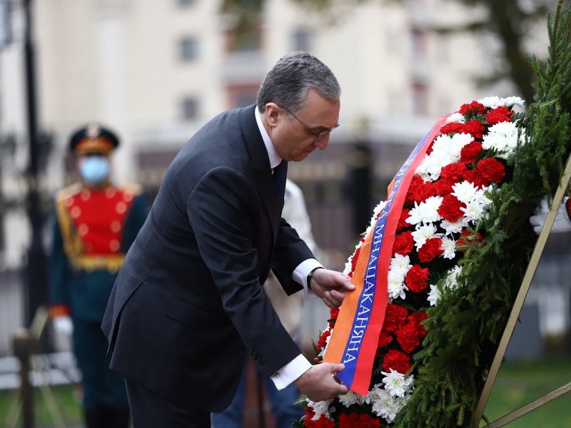 Глава МИД Армении в Москве: Мнацаканян возложил венок к Могиле Неизвестного Солдата 