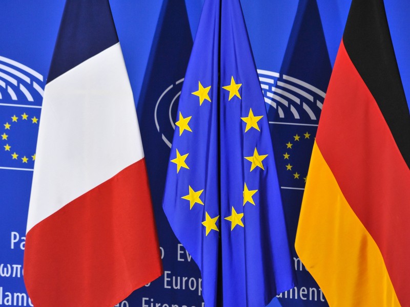 Франция призвала страны ЕС не признавать вакцины от коронавируса из России и Китая