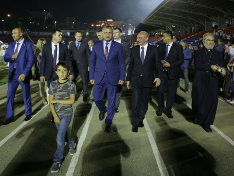 «Я им по-доброму завидую». Президент Южной Осетии  о помощи богатых армян Арцаху