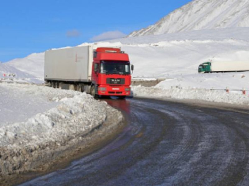 Автодорога Степанцминда-Ларс открыта: со стороны России скопилось 400 грузовиков
