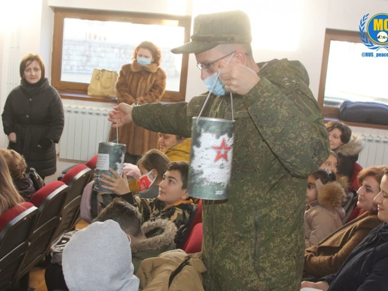 Акцию «Юнармия – детям Карабаха» провели миротворцы в одной из школ Степанакерта