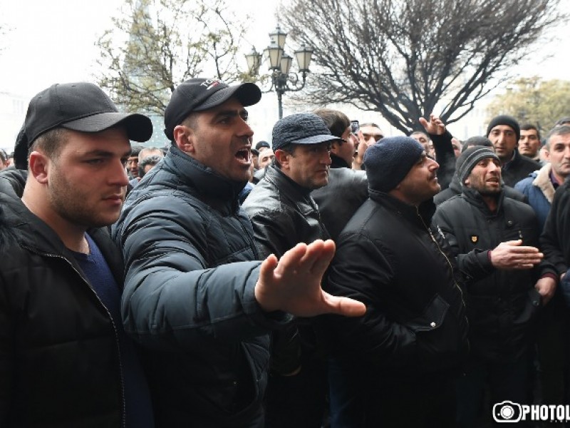 Перекрывают дороги, грозятся перегнать скот к зданию правительства Армении 