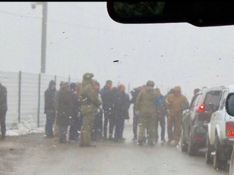 Группа азербайджанцев в гражданской одежде перекрыла трассу Степанакерт - Горис
