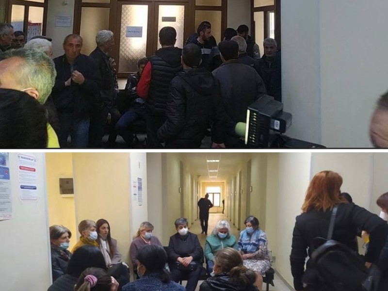 В Шираке родители военнопленных заблокировали входы в здание администрации 