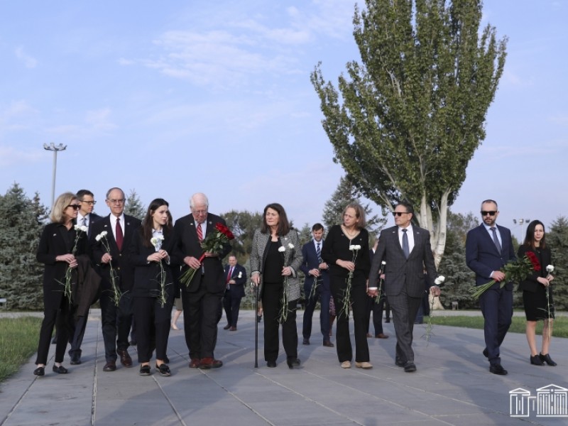 Делегация Палаты представителей США посетила мемориал в Цицернакаберде