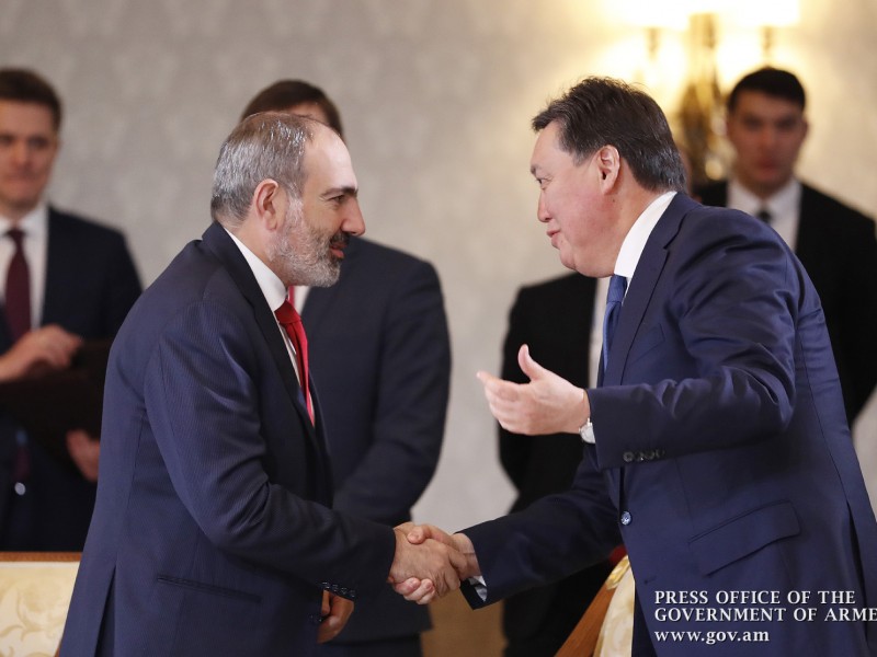 Никол Пашинян и Аскар Мамин обсудили повестку ближайшего заседания межпрсовета ЕАЭС 