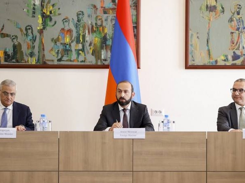 В МИД РА обсудили с аккредитованными в Армении послами проблемы беженцев из Арцаха